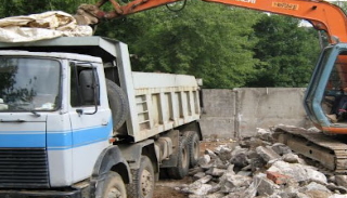 Вывоз строительного мусора с участка в Ханты-Мансийске недорого от 1555 руб. | 2Землекопа-Хнт